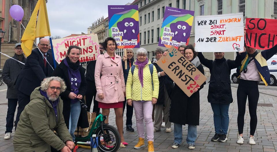 Kundgebung gegen Kürzungen im Kita-Bereich