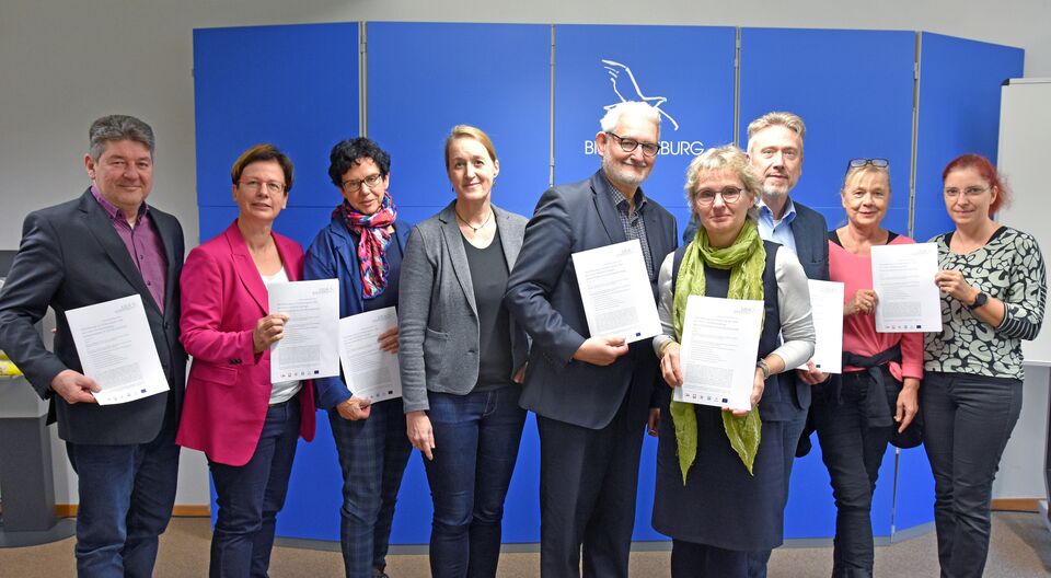 Land unterzeichnet Fördervertrag mit Wohlfahrtsverbänden