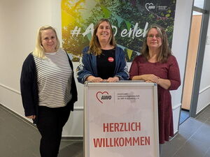 Kleines Gruppenfoto in einem Flur. 3 Frauen hinter einem weißen "Herzlich willkommen" Schild der LAG, v.l. Juliane Pörschke, Julia Doppler, Katja Fisch