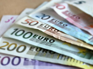 Mehrere Euro-Banknoten liegen übereinander.